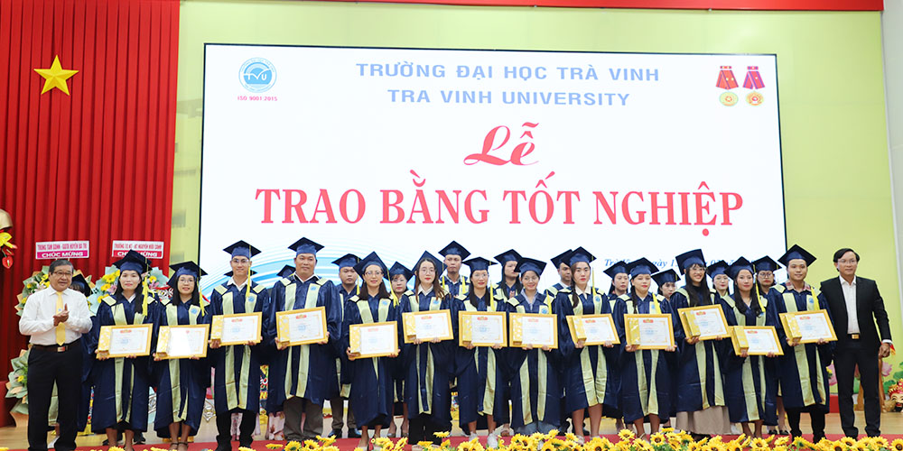 Lễ trao bằng tốt nghiệp các lớp Đại học hệ từ xa, hệ vừa học vừa làm năm 2025