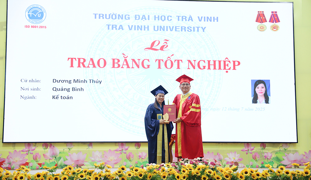 Lễ trao bằng tốt nghiệp cho sinh viên các khóa học hình thức vừa làm vừa học và từ xa khóa 2021, 2022, 2023
