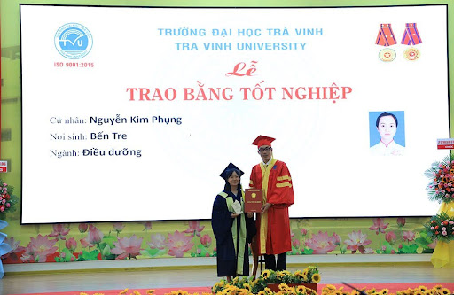 Lễ trao bằng tốt nghiệp cho tân cử nhân, tân kỹ sư