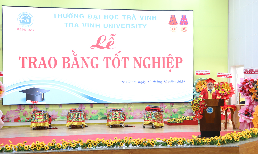 Trao bằng tốt nghiệp cho hơn 400 tân cử nhân hệ vừa làm vừa học