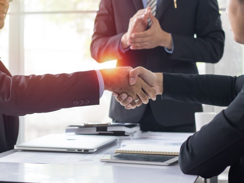 Cả Quản trị Kinh doanh và Marketing đều có tiềm năng thu nhập tốt nhưng có sự khác biệt về cấu trúc và lộ trình tăng trưởng