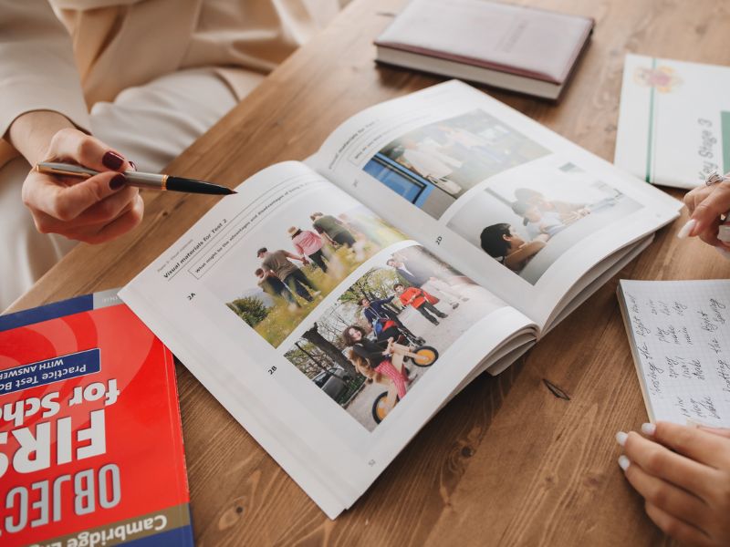 Học ngành Ngôn ngữ Anh là học những gì? Chương trình học trang bị kiến thức nền tảng và chuyên ngành cho sinh viên