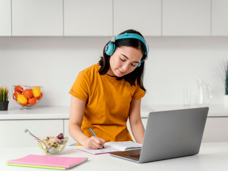 Các yếu tố như thời gian, chi phí và khả năng học trực tuyến cũng rất quan trọng