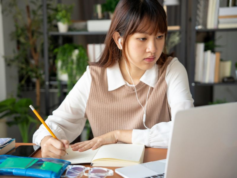 Đại học từ xa là gì? Có nên học đại học từ xa hay không?