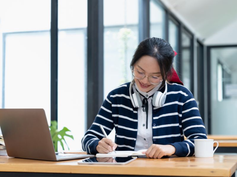 Học đại học từ xa cho người đi làm – Nên hay không nên?