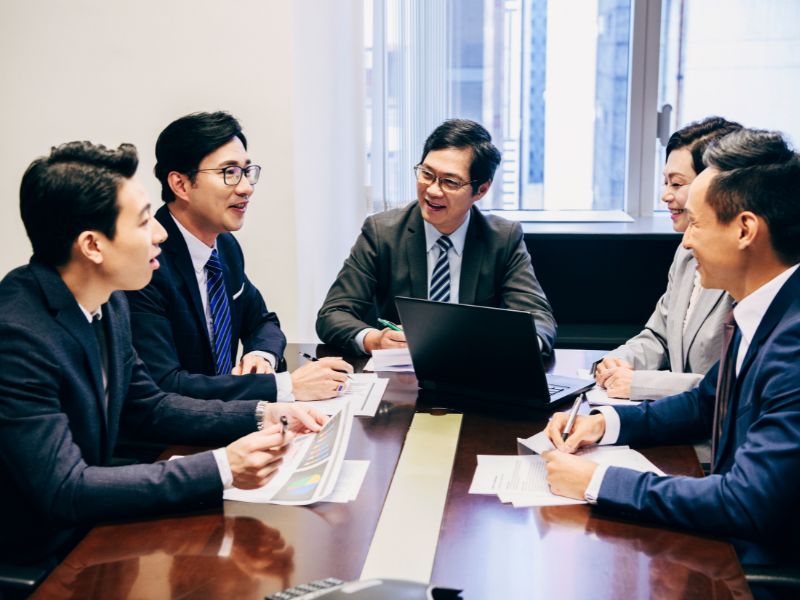 Mức lương khá hấp dẫn, ổn định và có cơ hội làm việc quốc tế