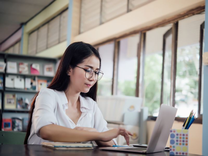 Học từ xa có cần lên trường không? Câu trả lời là CÓ nhưng không cần thường xuyên