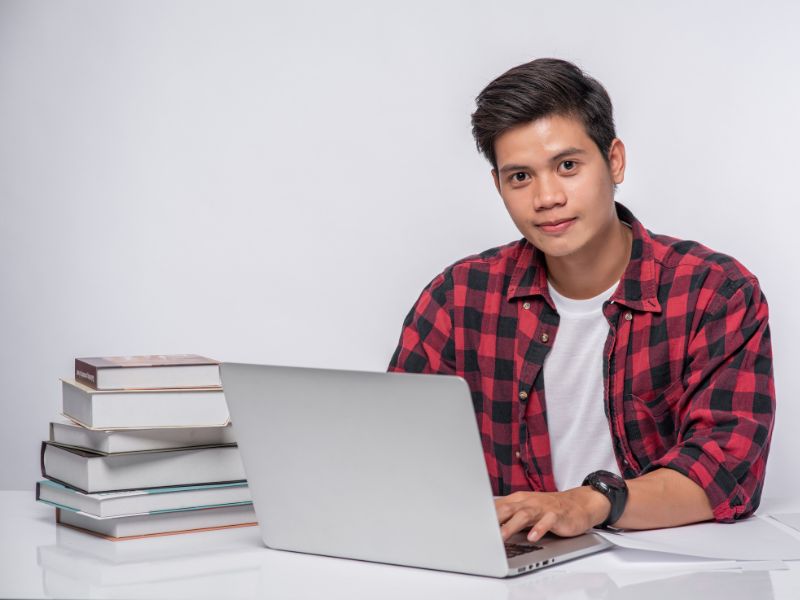 Nên học Công nghệ thông tin từ xa hay chính quy?