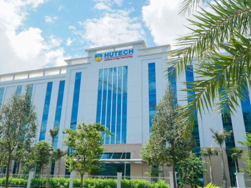 công nghệ thông tin nên học trường nào ở tphcm? HUTECH là một trong những trường tư thục có chương trình CNTT chất lượng với cơ sở vật chất hiện đại.