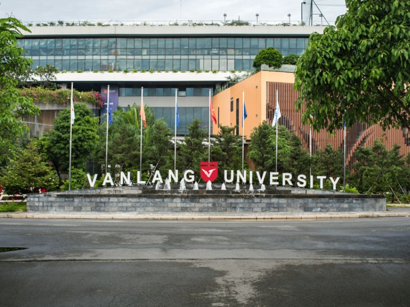 ĐH Văn Lang nổi bật với chương trình đào tạo CNTT linh hoạt, kết hợp thực hành và lý thuyết.