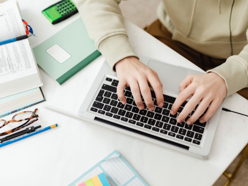 Học đại học từ xa CNTT có cần lên trường. Phần lớn thời gian học Công nghệ thông tin từ xa không cần lên trường