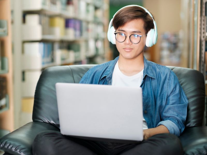 Có 2 hình thức là thi trực tuyến và thi tập trung, tùy vào quy định của từng trường