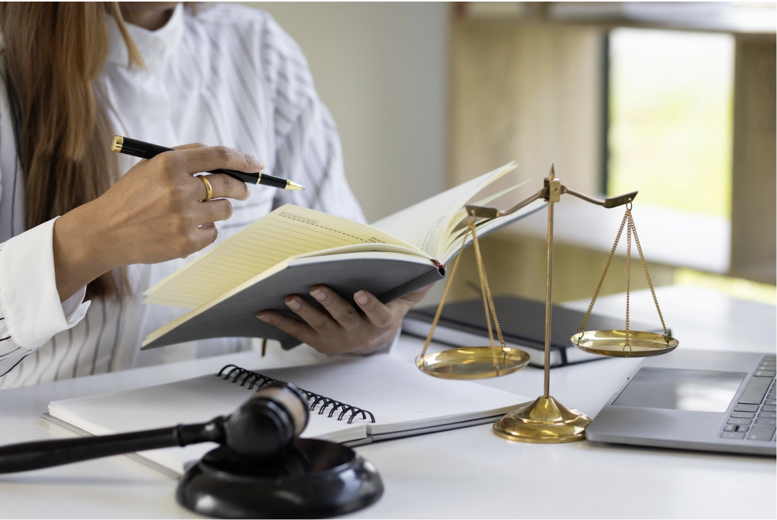 co-hoi-viec-lam-dai-hoc-tu-xa-nganh-luat