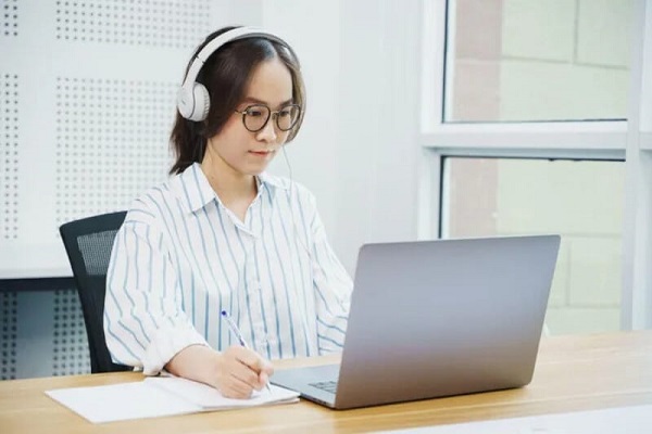 Học Đại Học Từ Xa Ngôn Ngữ Anh Có Cần Lên Trường Không?