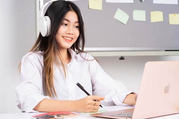 Trường Đại Học Từ Xa Ngôn Ngữ Anh Uy Tín 2026 – 5 Tiêu Chí Vàng