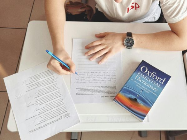 chuyen-nganh-ngon-ngu-anh-tu-xa-hot-2026-1