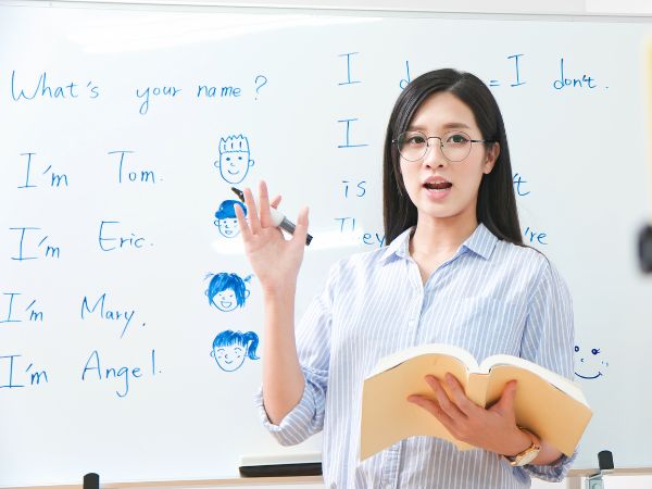 chuyen-nganh-ngon-ngu-anh-tu-xa-hot-2026-2