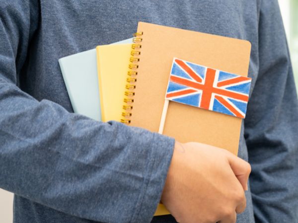 chuyen-nganh-ngon-ngu-anh-tu-xa-hot-2026-3