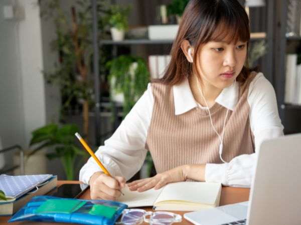 chuyen-nganh-ngon-ngu-anh-tu-xa-hot-2026-5