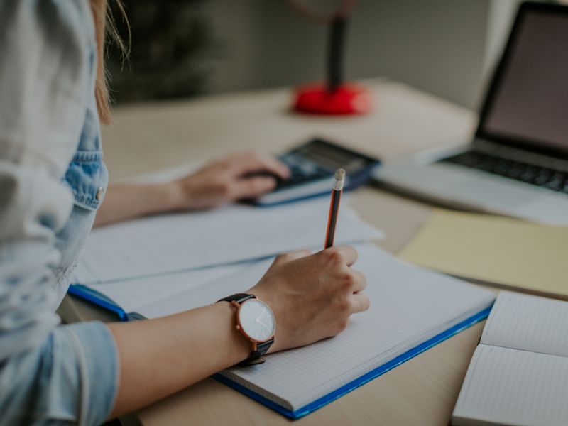 Học đại học từ xa QTKD cho người đi làm 2026 cần lưu ý gì?