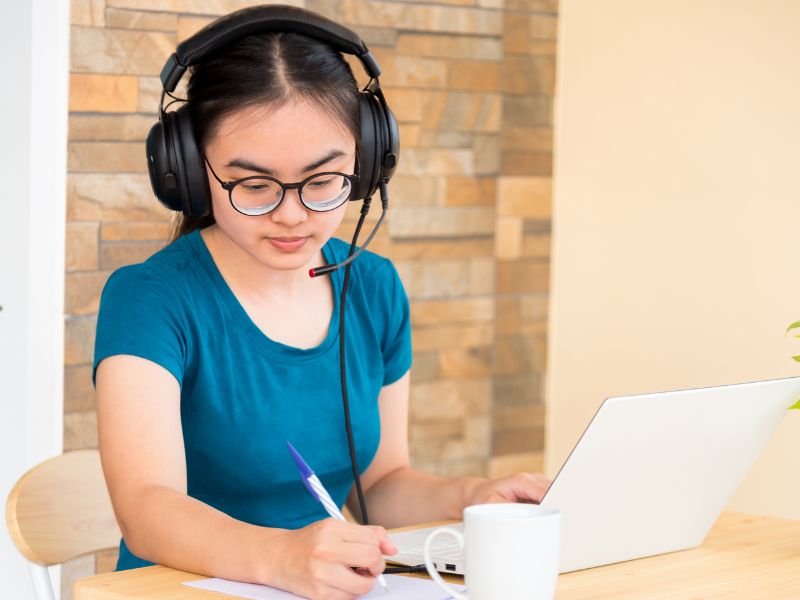 hoc-dai-hoc-tu-xa-qtkd-co-can-len-truong-1