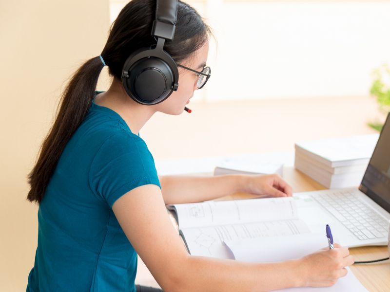 hoc-dai-hoc-tu-xa-qtkd-co-can-len-truong-2