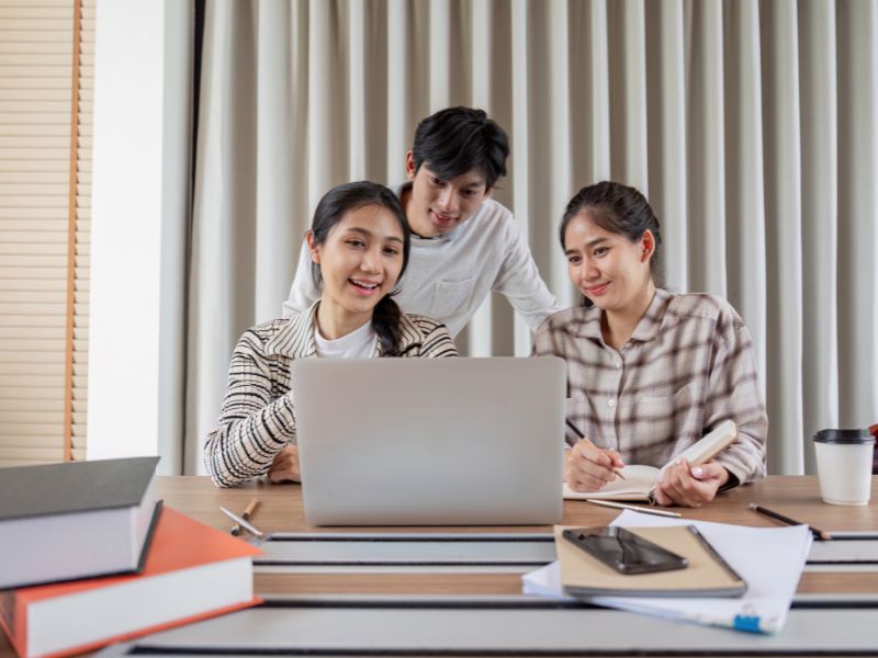 hoc-dai-hoc-tu-xa-qtkd-co-can-len-truong-3