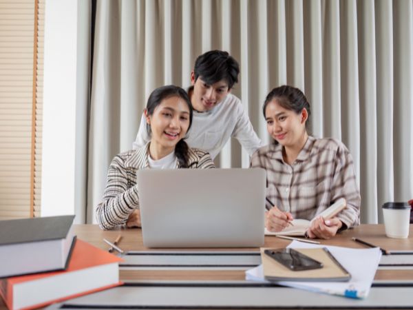 Lợi ích học đại học từ xa Ngôn ngữ Anh dành cho người đi làm